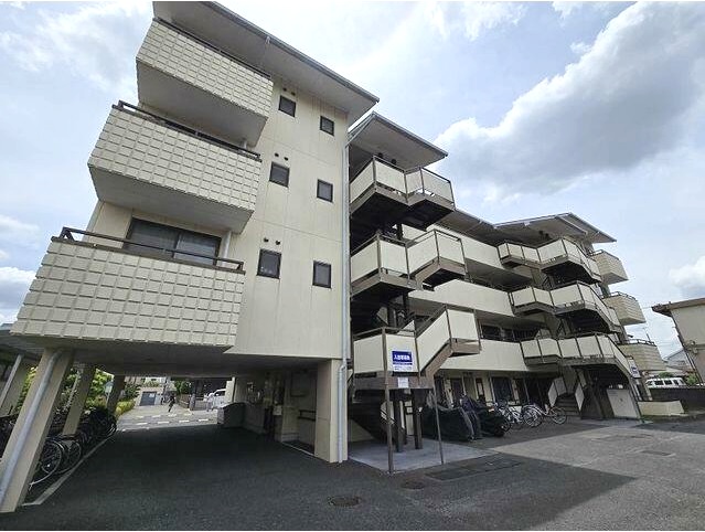 エントランス　重厚感のある建物デザイン♪