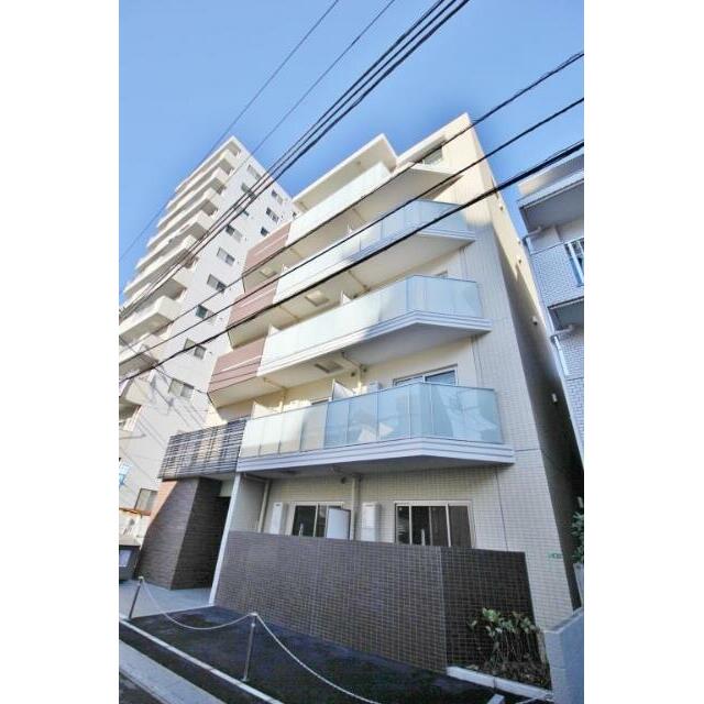 建物外観　鉄筋コンクリート造のがっちりとした建物。