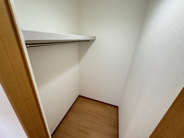 収納　同型モデル写真　修繕により床や壁色が異なる場合有。現況優