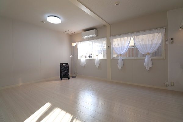 居室・リビング　こちらのリビングで趣味の時間をお楽しみください