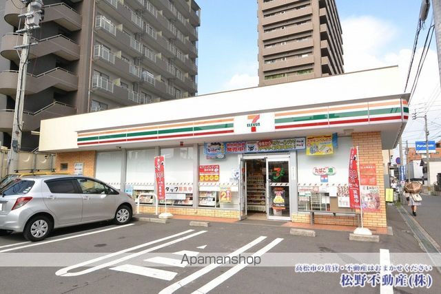 コンビニ　セブンイレブン（コンビニ）まで737m