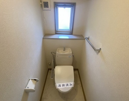 トイレ　トイレは温水洗浄便座付き♪人気のバストイレ別です♪横にはタオ