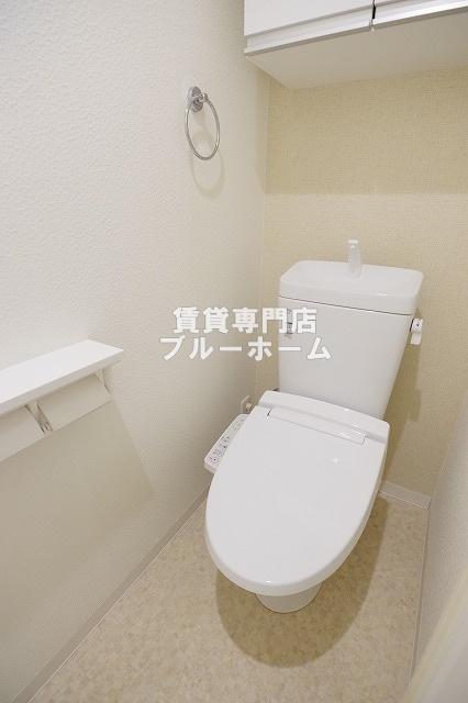 トイレ　収納棚付き！温水洗浄便座付きのトイレです！