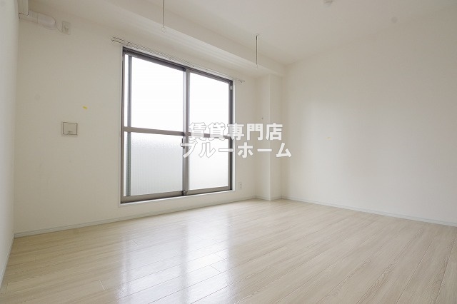 居室・リビング　7.6帖の広い洋室です！