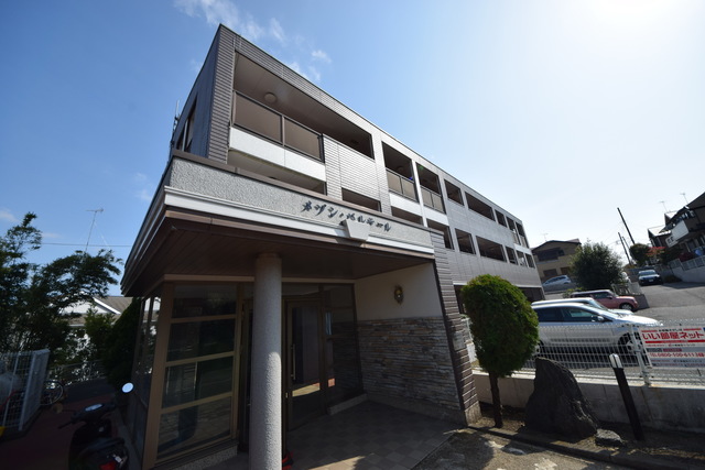 建物外観　～玄関側はこんな感じっ～