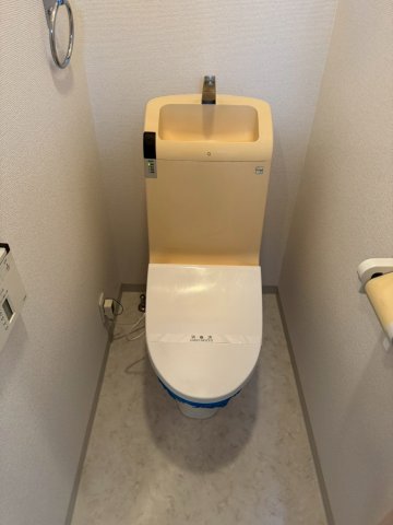 トイレ　嬉しい温水洗浄便座付！