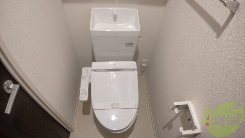 トイレ　収納棚つきの広いトイレは使い勝手が良さそうですね。