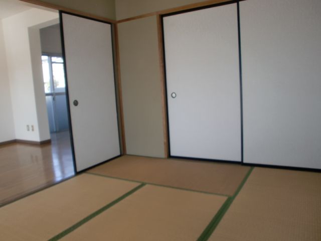 居室・リビング　押入付いて収納便利