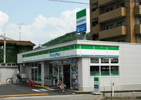コンビニ　ファミリーマート（コンビニ）まで210m