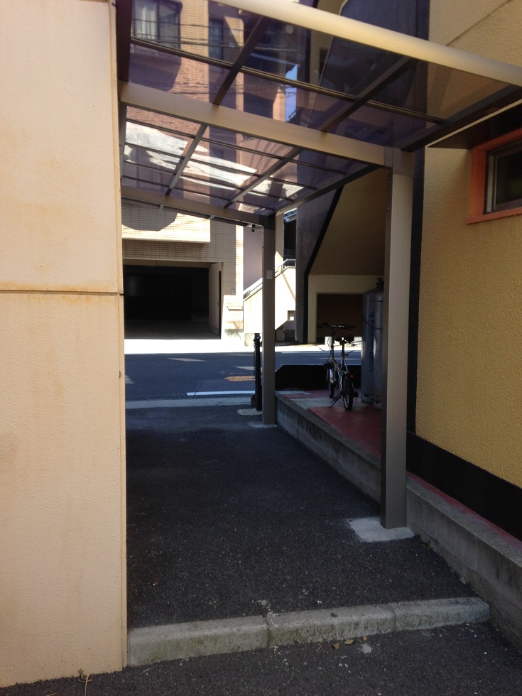 エントランス　駐輪場屋根付きです♪