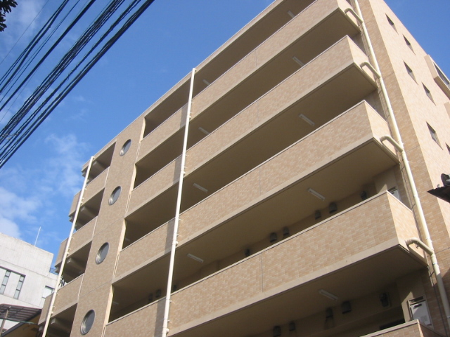 建物外観　落ち着いたベージュのタイル貼りです♪