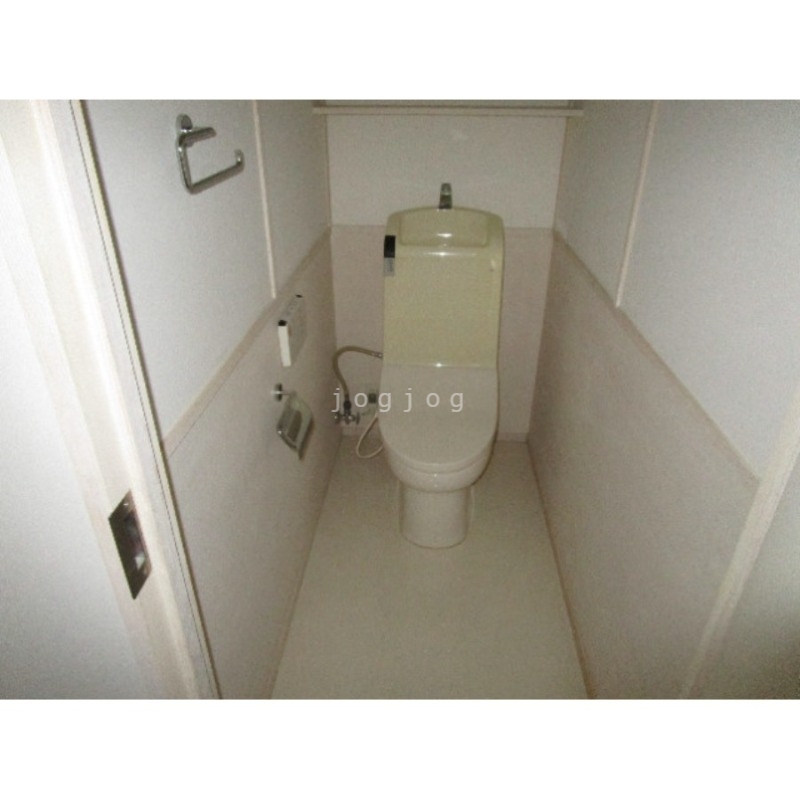 トイレ　嬉しい温水洗浄便座付きのトイレです。