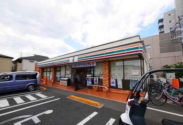 コンビニ　セブンイレブン足立六町1丁目店（コンビニ）まで220m