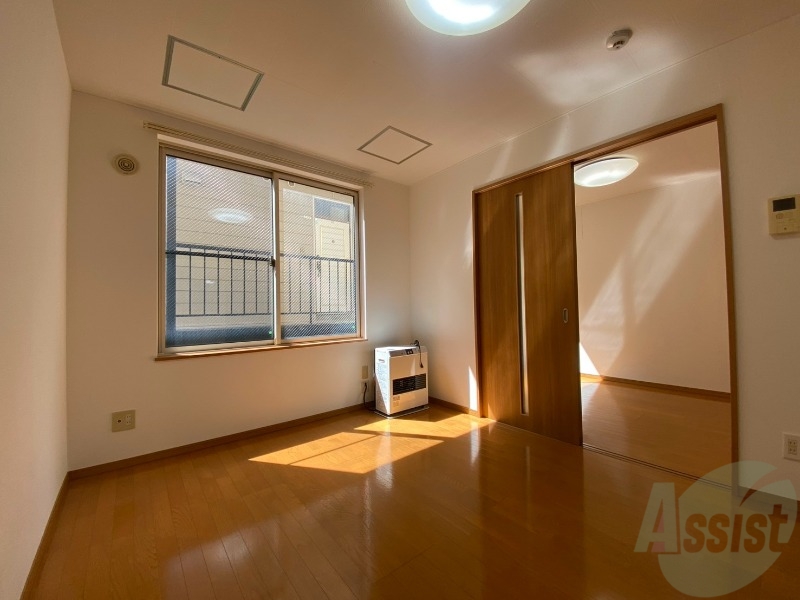 居室・リビング　木目のフローリングは落ち着きのある印象のお部屋になりますね。