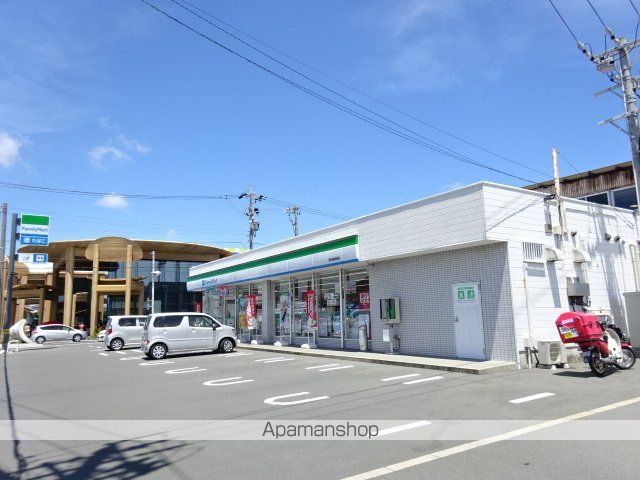 コンビニ　ファミリーマート（コンビニ）まで1046m