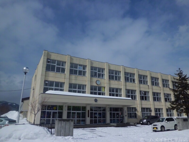 中学校　札幌市立西岡中学校（中学校）まで572m
