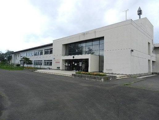 小学校　白老町立萩野小学校（小学校）まで493m