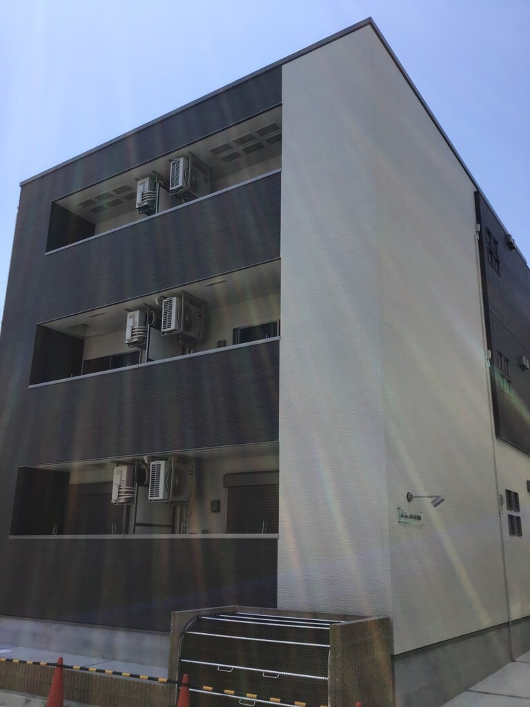 建物外観　オートロック付きで外部からの出入りが簡単にできない為安心です