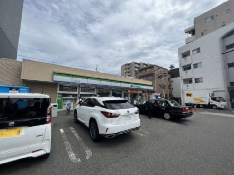コンビニ　FamilyMart（ファミリーマート）千種本山店（コンビニ）まで526m