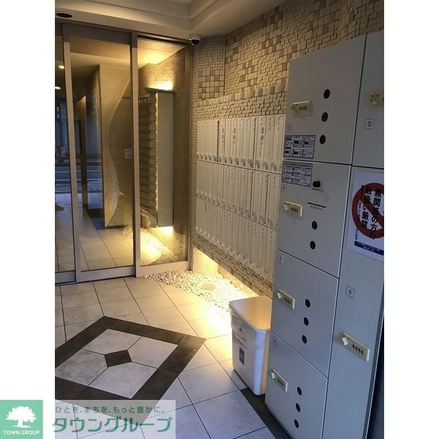 エントランス　オ－トロック前　宅配ボックス、メ－ルボックス