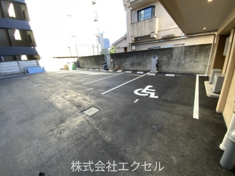 駐車場　駐輪場完備。