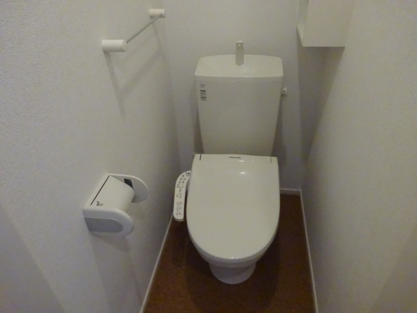 トイレ　温水シャワー付きトイレです