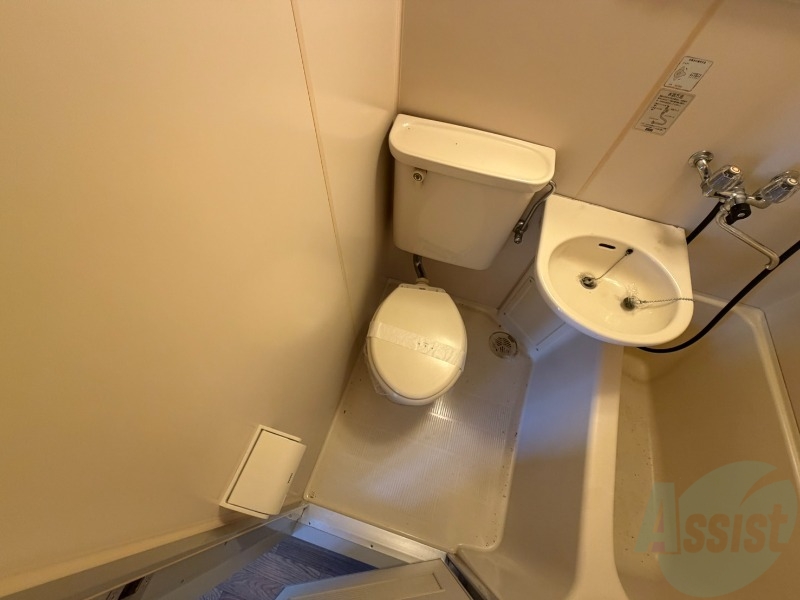 トイレ　ユニットバス内のトイレです。一人暮らしなら十分ですね。