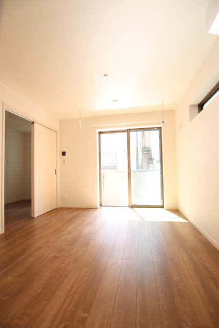 居室・リビング　南向き・１階のお部屋でも日当たりが期待できます☆