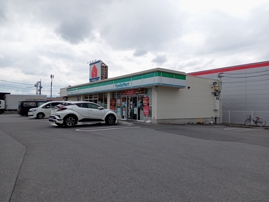 コンビニ　ファミリーマート甲府向町店（コンビニ）まで366m