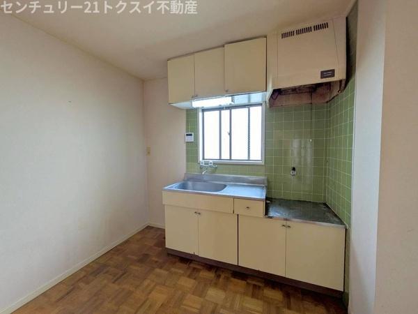 キッチン　同物件、別室の写真です。