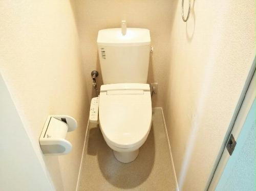 トイレ　温水洗浄便座付き。同タイプの写真です。