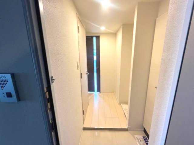 玄関　同建物内、別のお部屋の参考写真になります。