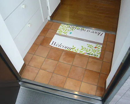 玄関　別部屋の画像を使用しております。