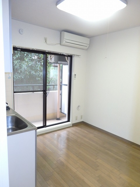 居室・リビング　参考写真（同建物別部屋のものです）