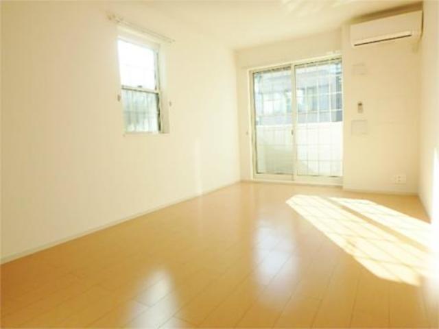 居室・リビング　陽の差し込む明るいお部屋