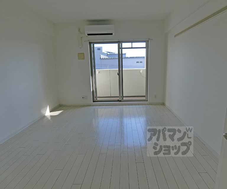 フォース三条の居間写真