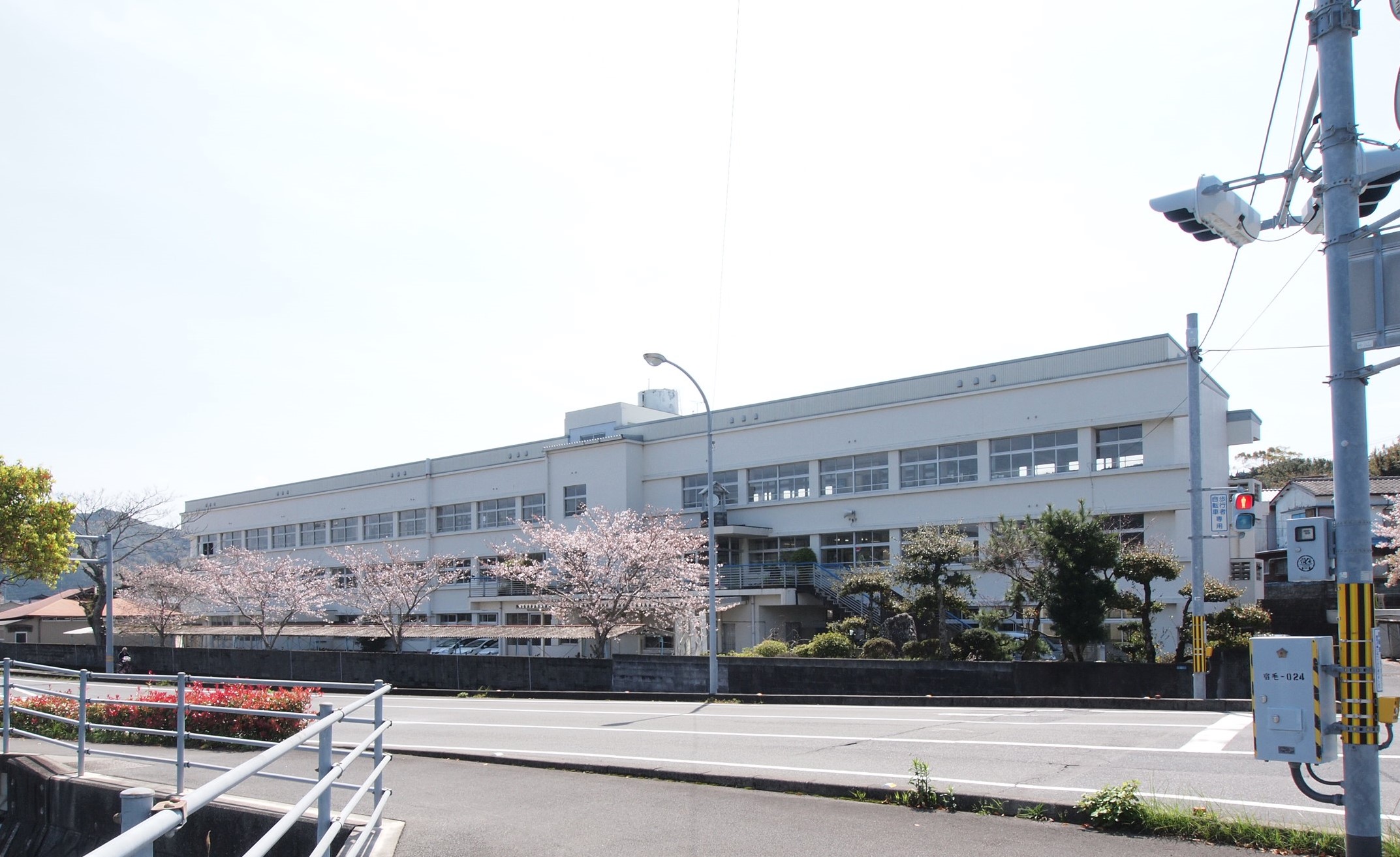 中学校　宿毛市立片島中学校（中学校）まで336m