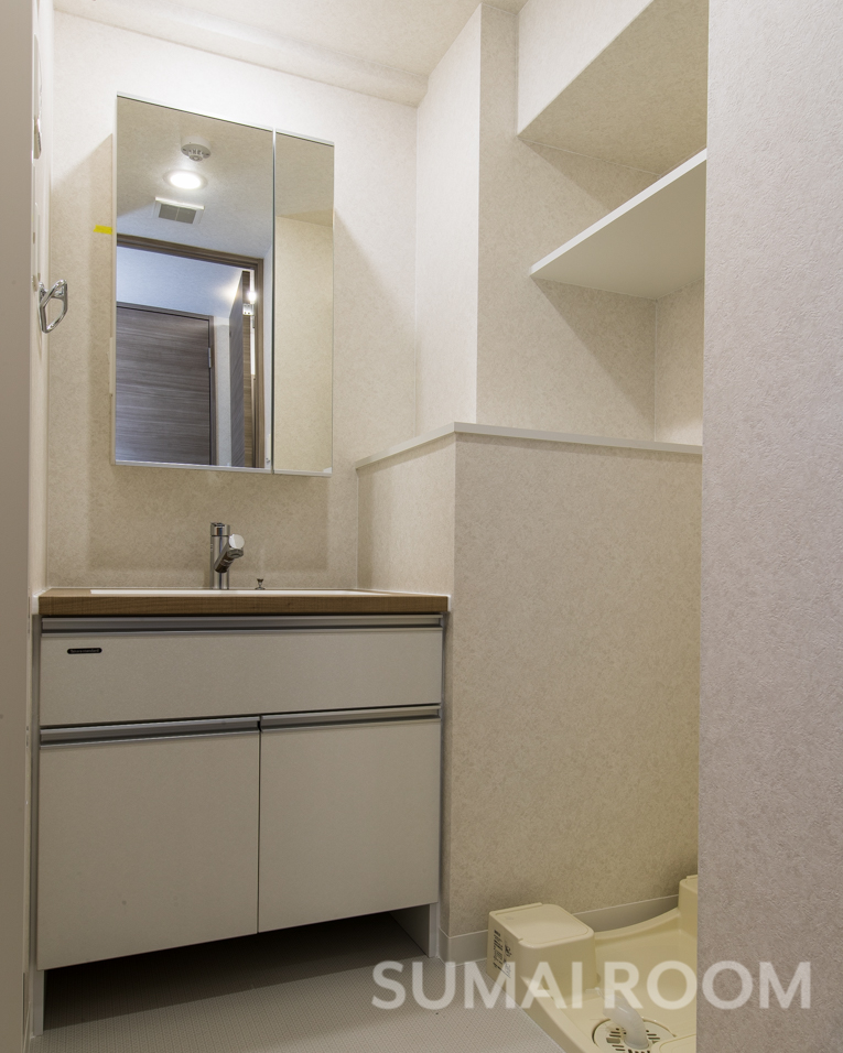 洗面設備　収納棚があると嬉しいですよね☆