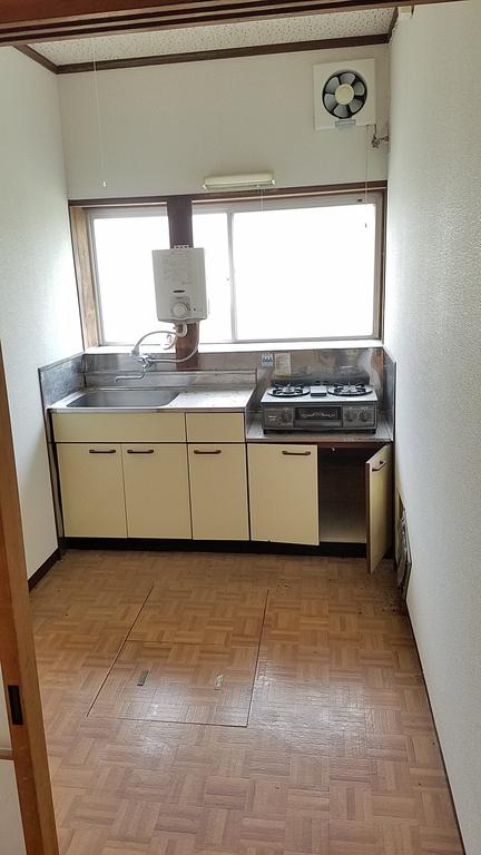 キッチン　冷蔵庫や食器棚も余裕を持って置けます