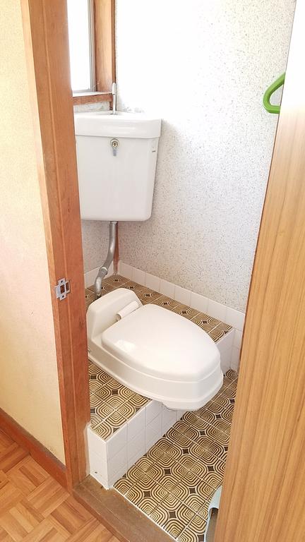 トイレ　簡単ですが洋式タイプです。ボットンではなく水洗ですヨ