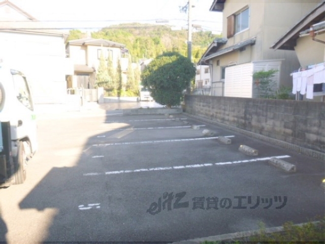 【京都市伏見区日野野色町のアパートの駐車場】