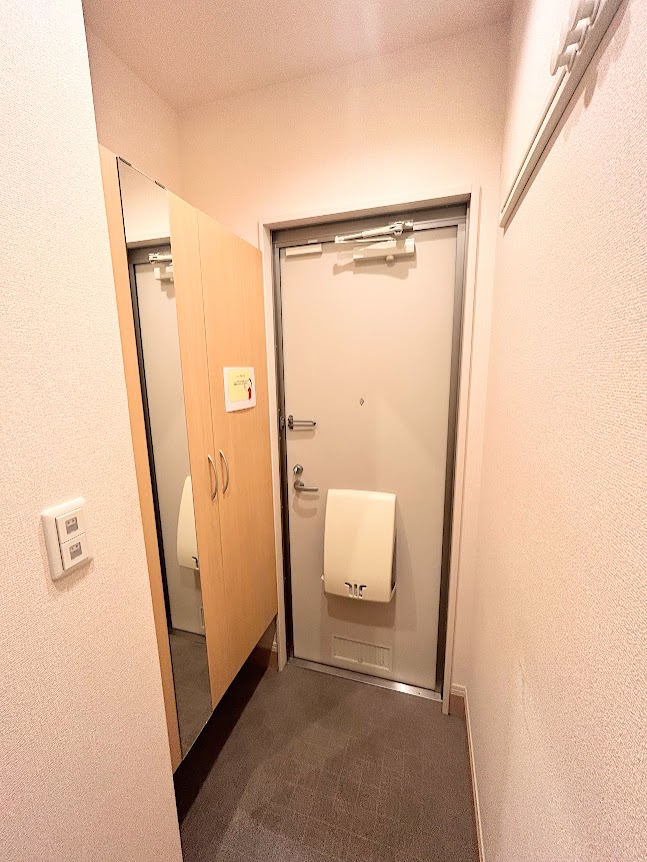 玄関　【玄関】シューズボックス付き玄関ホール♪姿鏡もついてます♪