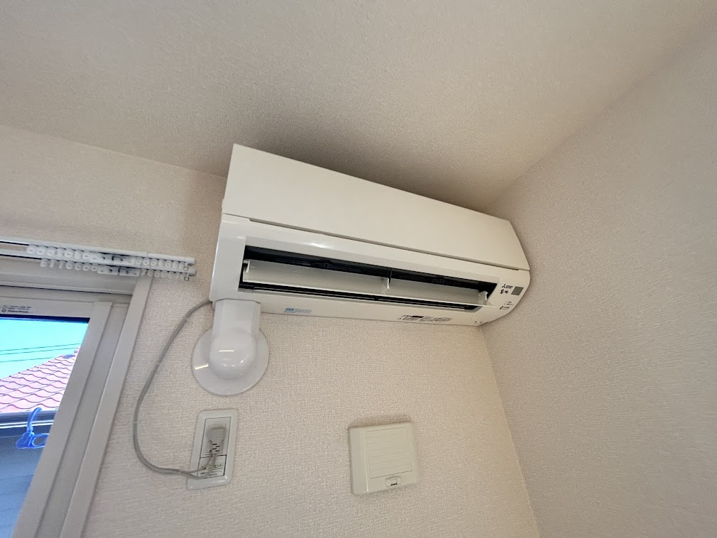 その他設備　【設備】エアコン付きで快適に過ごせます！（リビング）