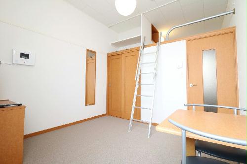 居室・リビング　１Fはフローリング仕様・２Ｆは絨毯仕様になります。