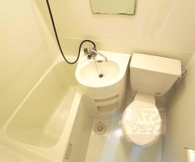 バス・シャワールーム　鏡付きのユニットバス。