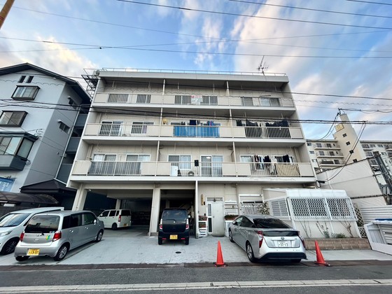 広島市中区南吉島のマンションの建物外観