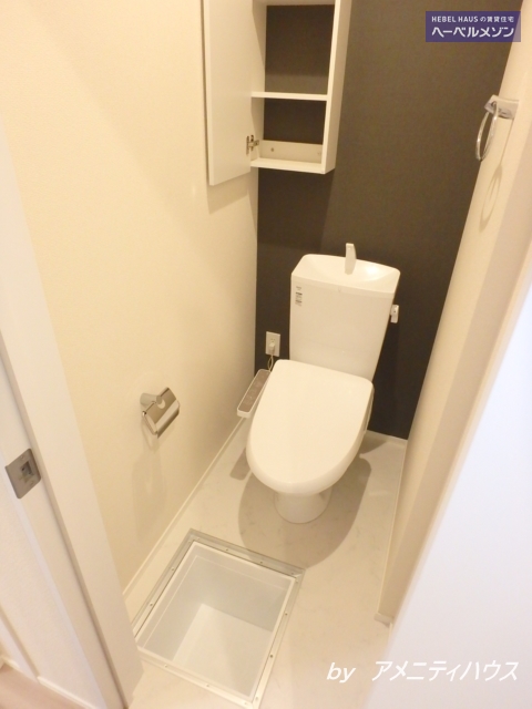トイレ　●温水洗浄暖房便座付きの快適なトイレスペース。