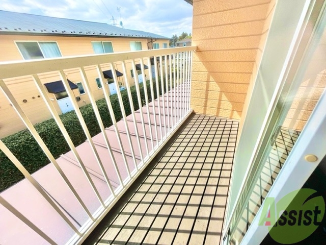 バルコニー　こちらはバルコニーです。日が沢山入るのも嬉しいポイントですね