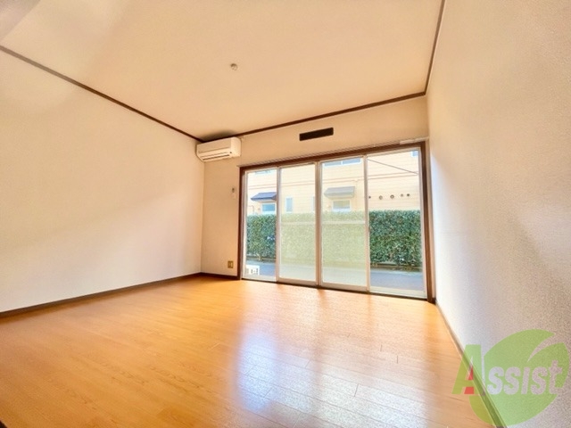 居室・リビング　１２帖のＬＤＫです。日当たりも良く明るいお部屋ですね