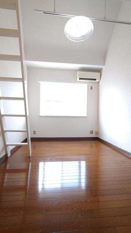 居室・リビング　6.4帖の洋室です。2.7帖のロフト付き